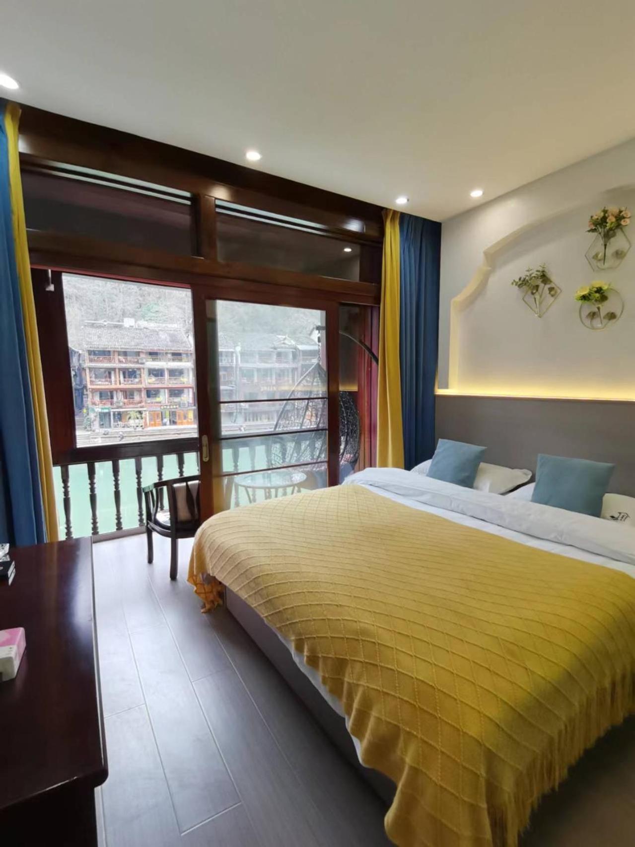 Fenghuang Ancient Town Lazy Cat Riverside Inn エクステリア 写真