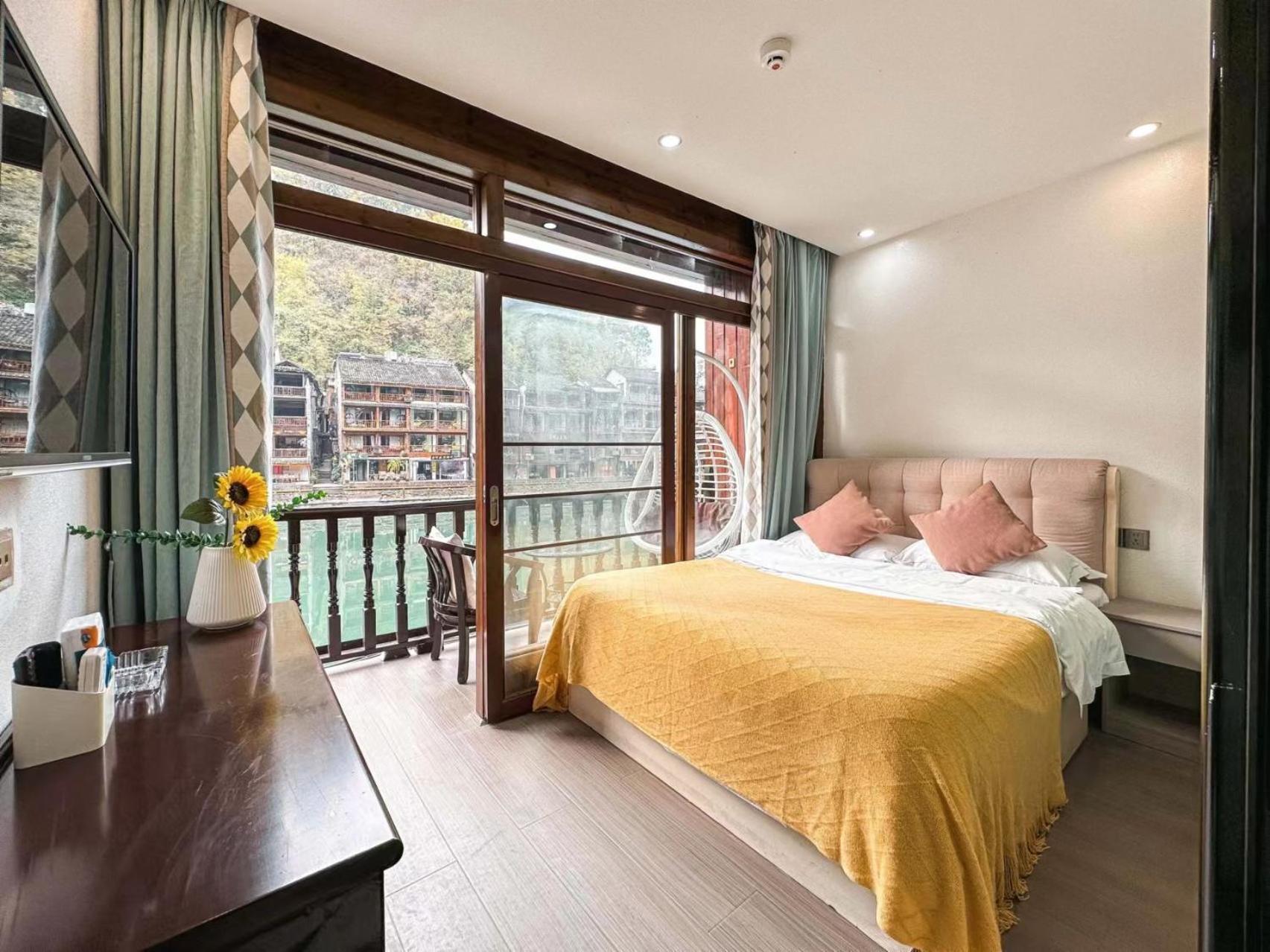 Fenghuang Ancient Town Lazy Cat Riverside Inn エクステリア 写真
