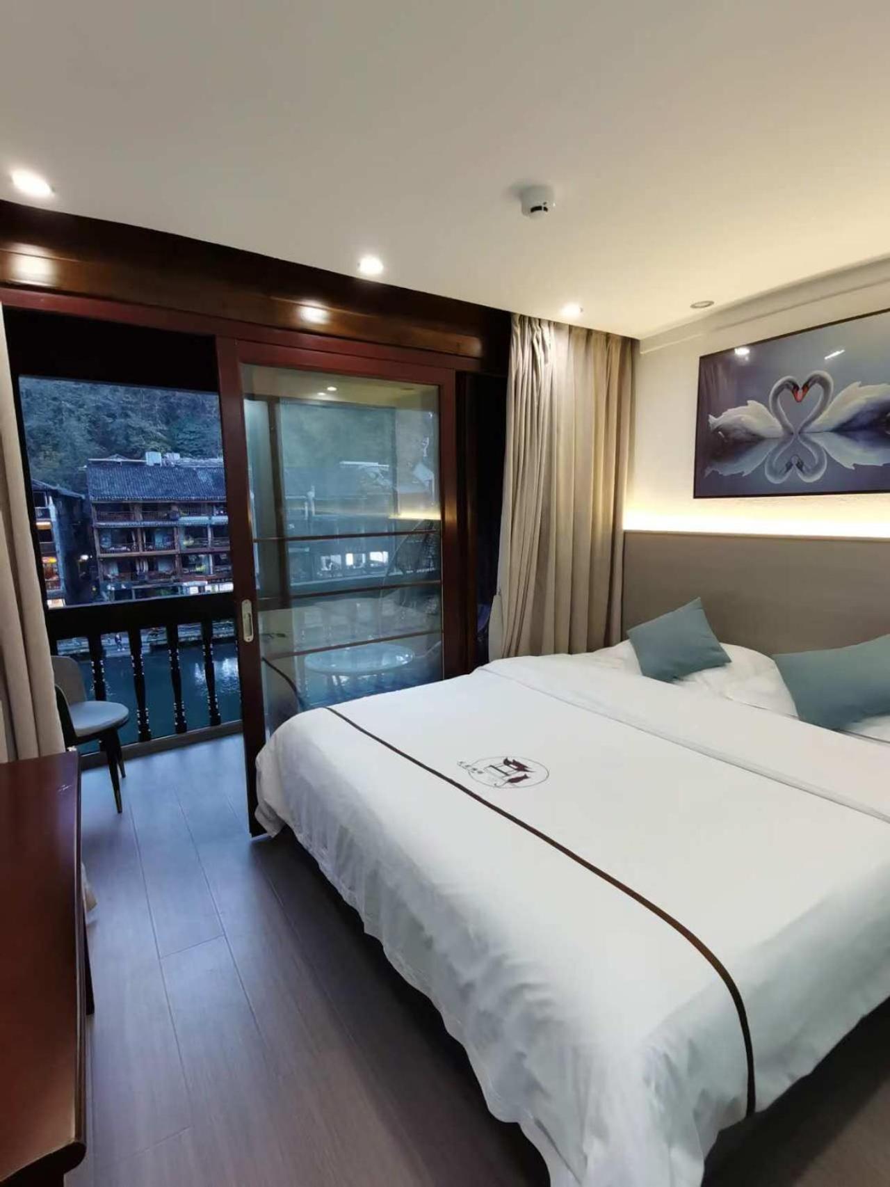 Fenghuang Ancient Town Lazy Cat Riverside Inn エクステリア 写真